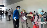 Đoàn viên thanh niên tình nguyện Hải Phòng hỗ trợ công tác phòng chống dịch tại Sân bay quốc tế Cát Bi.