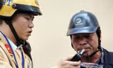 CSGT Hà Nội kiểm tra nồng độ cồn tài xế.