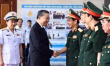 Chủ tịch nước Tô Lâm cùng lãnh đạo Bộ Quốc phòng tại Quân chủng Hải quân. Ảnh: Việt Trung/QĐND 