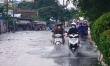 Mưa như trút nước, nhiều tuyến đường ở TPHCM chìm trong biển nước