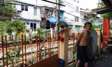 Cận cảnh người dân lấn chiếm hành lang đường sắt phơi quần áo, nuôi thú, trồng cây 