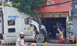 Hoảng hồn khi đang ăn sáng trong cửa hàng, xe container húc văng dải phân cách lao thẳng tới