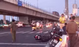 Ô tô Mercedes tông hàng loạt xe máy chờ đèn đỏ ở TPHCM 