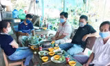Đình chỉ 2 lãnh đạo xã lơ là chống dịch, xử lí 1 hiệu trưởng tổ chức ăn nhậu tại trường
