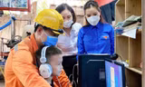 Các kỹ sư EVN Hà Nội trực tiếp mang máy tính đến tặng, lắp ráp và hướng dẫn sử dụng cho các em nhỏ.