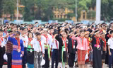 Đại biểu thiếu nhi 54 dân tộc báo công dâng Bác