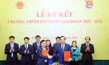 Bí thư thứ nhất T.Ư Đoàn Nguyễn Anh Tuấn (hàng đầu, bên trái) và Bộ trưởng Bộ LĐ-TB&XH Đào Ngọc Dung ký kết chương trình phối hợp giai đoạn 2021 - 2025.