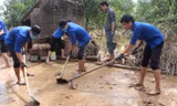 Sinh viên Nghệ An tình nguyện hỗ trợ nhân dân Hà Tĩnh khắc phục hậu quả lũ lụt