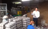 Nguyễn Đức Tình tại nơi sản xuất mộc nhĩ. ẢNH: KIẾN NGHĨA