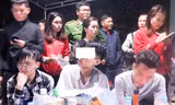 Học sinh được giải cứu về trong đêm. 