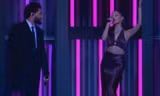 Ariana Grande lần đầu xuất hiện sau hôn lễ bí mật, lên nốt cao "cực ngọt" cùng The Weeknd