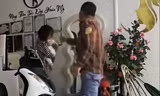Chồng đánh dã man vợ đang ôm con thơ ở Long An gây phẫn nộ 