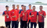 Xạ thủ Hà Minh Thành (thứ 2 từ phải sang) cùng ban huấn luyện và đồng đội tại Cúp bắn súng châu Á 2025. 