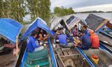 Ông Chát cùng nhóm ăn cơm sáng ẢNH: HÒA HỘI 