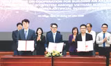 Anh Nguyễn Văn Minh Đức (bìa phải, đại diện VKAI Hub) kí kết hợp tác với Hiệp hội Trí tuệ nhân tạo Hàn Quốc để xây dựng Hệ sinh thái toàn cầu về trí tuệ nhân tạo Ảnh: Giang Thanh 