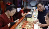 Người dân xếp hàng mua vàng ngày 10/5 Ảnh: Như Ý 