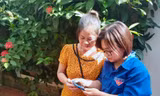 ĐVTN xã Dương Xá hướng dẫn người dân cài đặt, sử dụng các ứng dụng trên điện thoại di động Ảnh: X.T 