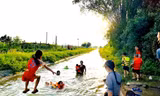Những ngày hè nóng bức, khu vực sông suối, ao hồ là điểm đến ưa thích của trẻ em nhưng cũng tiềm ẩn nhiều nguy hiểm 