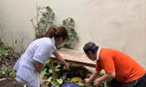 Nhân viên y tế tại Hà Nội hướng dẫn người dân cách phòng chống SXH