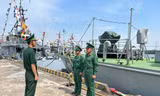 Thiếu úy Trần Văn Tân (bên trái) - Phó Thuyền trưởng Tàu BP 28.01.62 thuộc Hải đội 1, Hải đoàn Biên phòng 28 phổ biến nhiệm vụ canh trực Tết cho chiến sĩ của tàu 