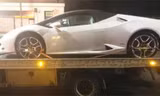 Siêu xe màu trắng bị thu giữ sau khi tài xế bị phát hiện phạm luật trong lúc lái xe. Ảnh: Evening Standard.