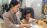 Chị Lê Thị Hiền (Công ty PouYuen) phải tằn tiện chi tiêu để lo cho con đi học Ảnh: U.P