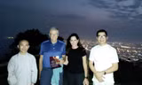 Tỷ phú Bill Gates và bạn gái chụp ảnh lưu niệm cùng nghệ nhân trà và sư cô sau buổi uống trà Ảnh: NVCC 