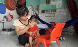 Chị Phùng Thị Vui (công nhân Công ty Pouyuen) lo lắng nếu cả hai vợ chồng mất việcảnh: U.P 