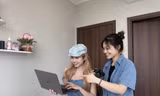 Trợ lý Nguyễn Thuỳ Linh (bên phải) chọn làm công việc này để tạo bước đệm trở thành một TikToker trong tương lai 