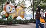 Người dân và người nước ngoài chụp ảnh với linh vật Mèo trên phố Đinh Tiên Hoàng, Hoàn Kiếm, Hà Nội Ảnh: Như Ý 