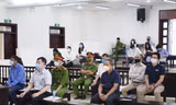 Bị cáo và những người liên quan tại toà.
