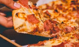 Khi biết lý do khách hàng trả thiếu tiền pizza, shipper có quyết định không thể tốt hơn