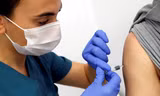 Có 6 người tử vong khi thử nghiệm vaccine COVID-19 của Pfizer, tại sao vẫn cho là an toàn?