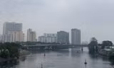 TPHCM mây mù giăng kín, mưa lất phất 