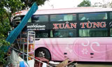 Xe khách BKS 43B- 008.53 tông vào quán nước của người dân bên đường.