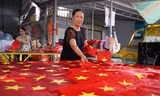 Làng nghề chuyên may, thêu cờ Tổ quốc tất bật trước ngày Quốc khánh 2/9