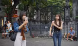Du khách thích thú đón gió lạnh đầu mùa ở Hà Nội