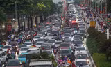 Đường phố Hà Nội kẹt cứng, người dân chật vật về nhà trong cơn mưa chiều