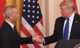 Tổng thống Mỹ Donald Trump và Phó thủ tướng Trung Quốc Lưu Hạc bắt tay trong buổi họp báo ngày 15/1 tại Washington. Ảnh: Getty.