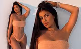 Nữ tỉ phú 23 tuổi Kylie Jenner phô diễn vòng 3 ngoại cỡ