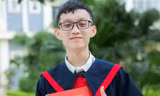 Hứa Xuân Thiệu (giữa) vinh dự đứng trong hàng ngũ của Đảng. Ảnh: Duy Chiến 