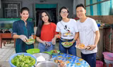 Trang Trần cùng Đại sứ Nhân ái Hương Hoàng nấu ăn cho các cụ già neo đơn