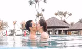 Khánh Thi nóng bỏng với bikini, hôn Phan Hiển say đắm trên biển Vũng Tàu