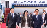 Bộ trưởng KH&CN Nguyễn Mạnh Hùng đón Thủ tướng Singapore Lawrence Wong và Phu nhân tại sân bay Nội Bài. (Ảnh: TTXVN)