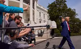 Tổng thống Donald Trump đi bộ lên trực thăng Marine One sau khi phát biểu với các phóng viên tại Nhà Trắng ngày 3/4. (Ảnh: AP)