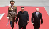 Chủ tịch Triều Tiên Kim Jong Un đón Tổng thống Nga Vladimir Putin đến thăm Bình Nhưỡng vào tháng 6/2024. (Ảnh: Sputnik)