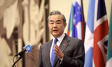Ngoại trưởng Trung Quốc Vương Nghị phát biểu với báo chí tại New York ngày 18/2. (Ảnh: Reuters)