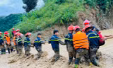 Tuổi trẻ Công an Điện Biên hỗ trợ người dân khắc phục hậu quả lũ ống, lũ quét 