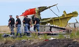 Các điều tra viên tại hiện trường MH17 rơi. Ảnh: Getty Images