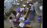 Người nhà bệnh nhân cầm ghế đánh bác sĩ Bệnh viện Bạch Mai - Hà Nội sáng ngày 25/7. Ảnh: B.Mai 